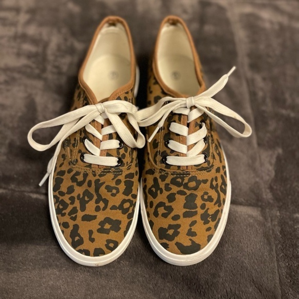 Chic Leopard Print Sneakers with Cream Laces